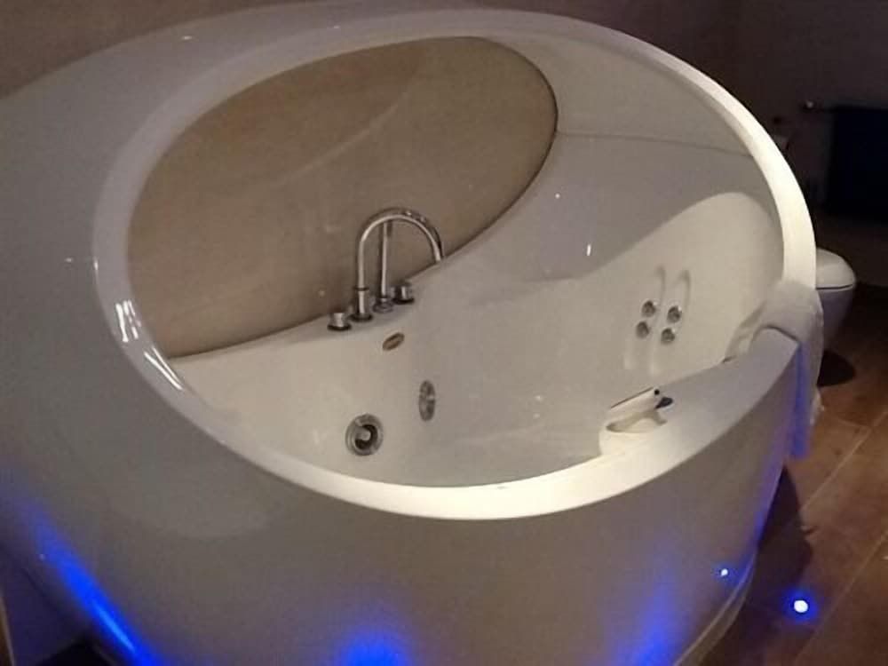 La Fontana Italian Restaurant With Rooms Superior Double Room, Ensuite (Wilson) 5