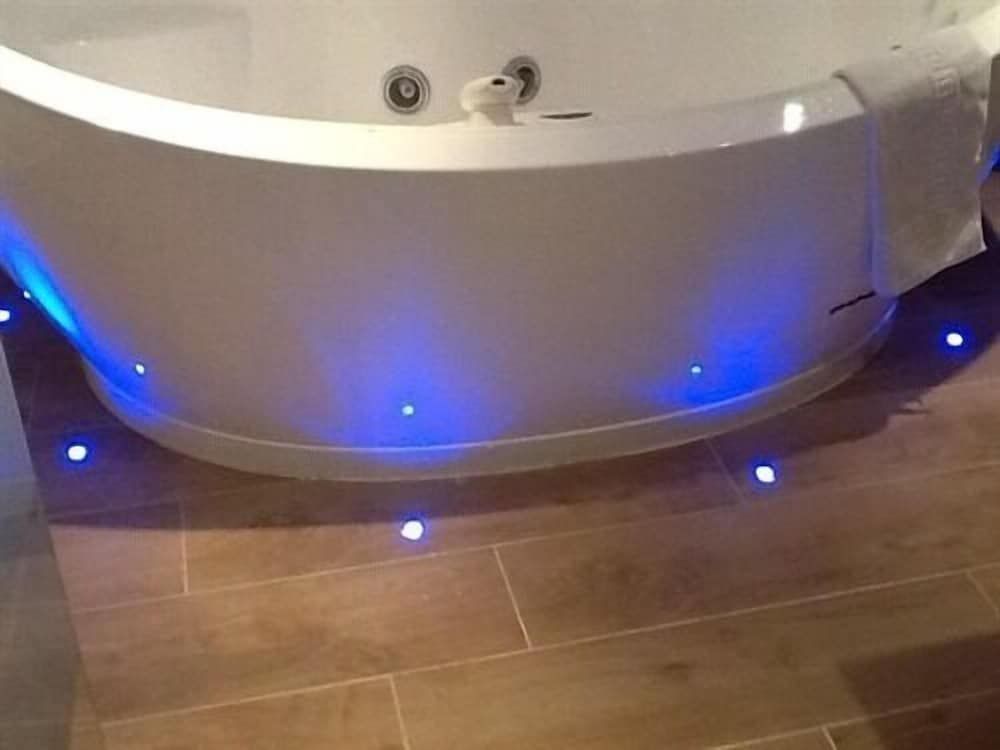 La Fontana Italian Restaurant With Rooms Superior Double Room, Ensuite (Wilson) 6