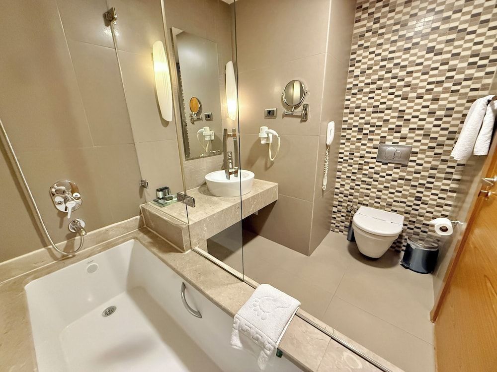 The Green Park Pendik Standard Double Room, City View 3