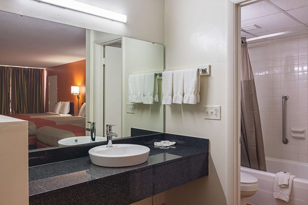 Motel 6 Cleveland, TN Deluxe Room, 2 Queen Beds, Non Smoking, Refrigerator & Microwave 4