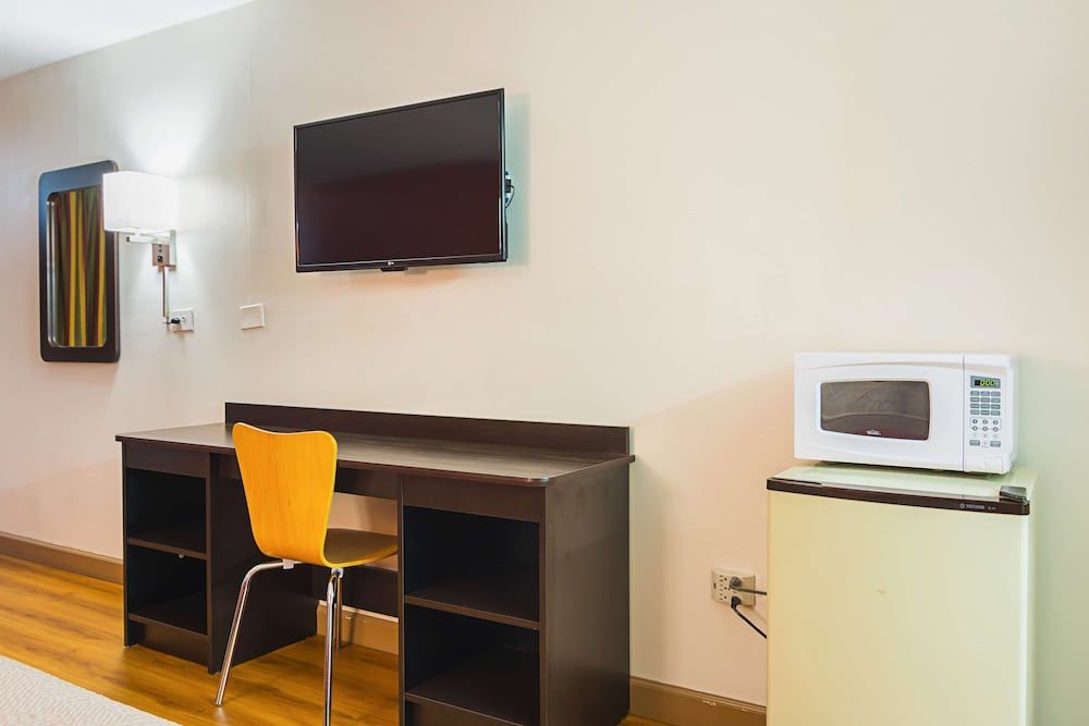 Motel 6 Cleveland, TN Deluxe Room, Multiple Beds, Non Smoking, Refrigerator & Microwave 8