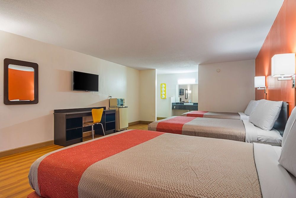 Motel 6 Cleveland, TN Deluxe Room, Multiple Beds, Non Smoking, Refrigerator & Microwave 2