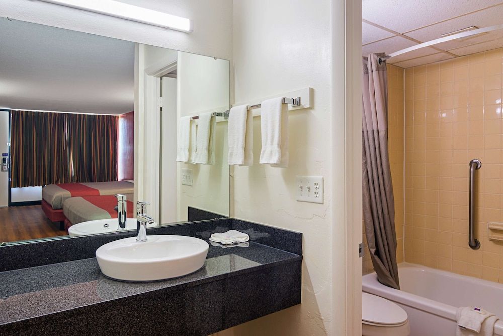 Motel 6 Cleveland, TN Deluxe Room, 2 Queen Beds, Non Smoking, Refrigerator & Microwave 5