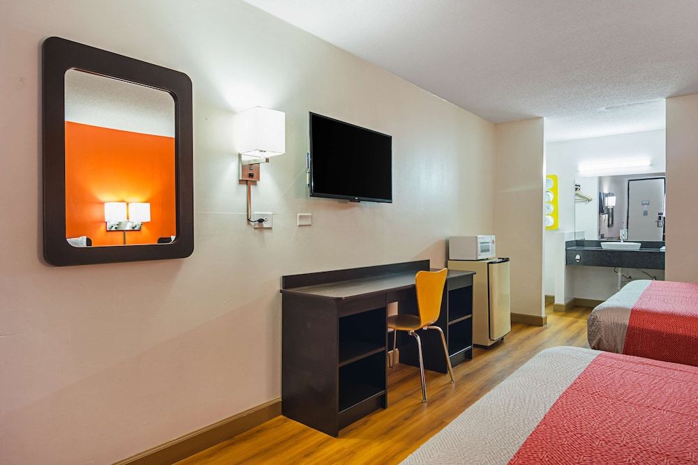 Motel 6 Cleveland, TN Deluxe Room, 2 Queen Beds, Non Smoking, Refrigerator & Microwave 7