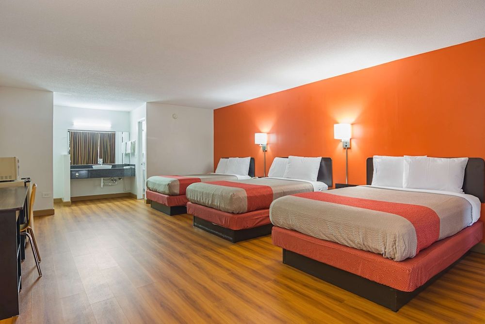 Motel 6 Cleveland, TN Deluxe Room, Multiple Beds, Non Smoking, Refrigerator & Microwave 3