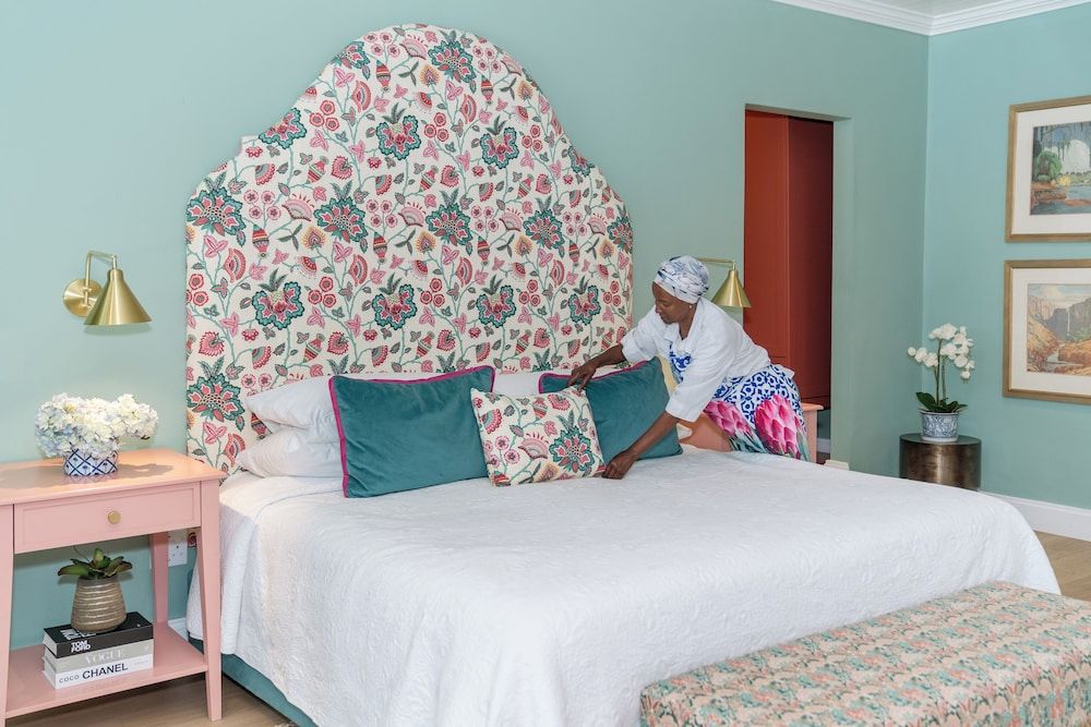 Suite, 1 King Bed, Poolside