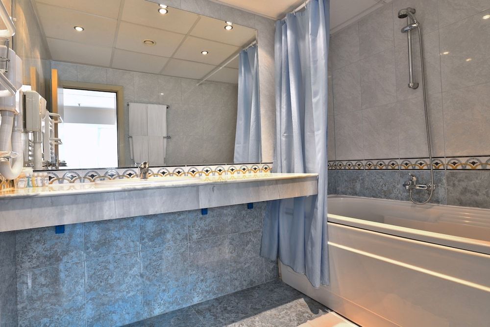 INTERNATIONAL Hotel Casino & Tower Suites Deluxe Double or Twin Room with Resort View - Wellness package 10