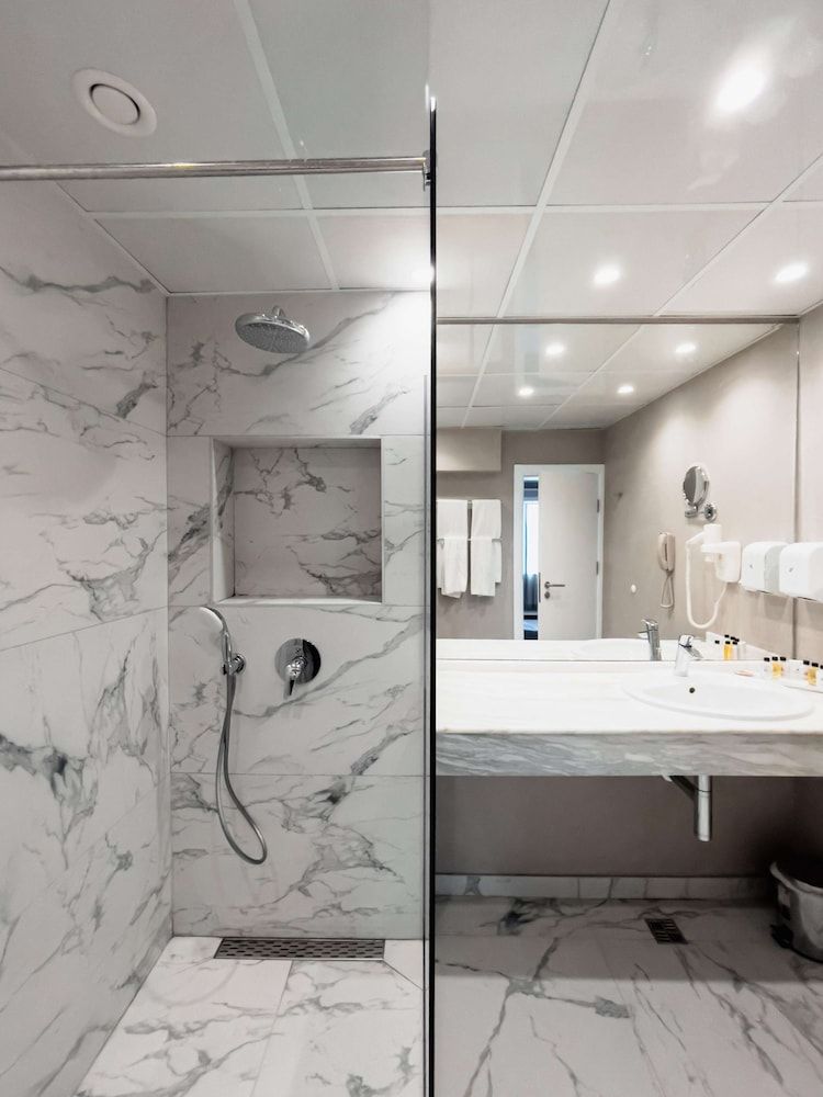 INTERNATIONAL Hotel Casino & Tower Suites Deluxe Double or Twin Room with Resort View - Wellness package 9