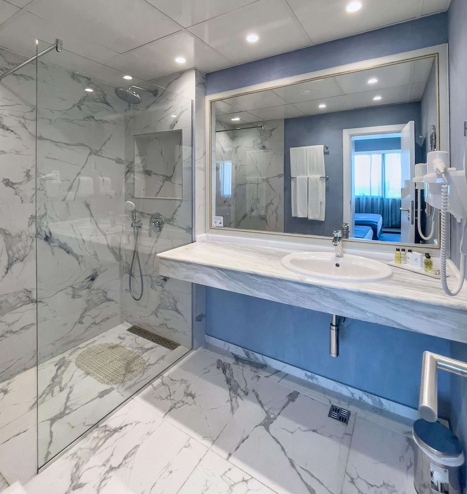 INTERNATIONAL Hotel Casino & Tower Suites Deluxe Double or Twin Room with Resort View - Wellness package 4