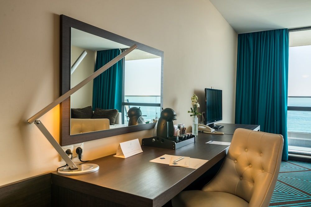 INTERNATIONAL Hotel Casino & Tower Suites Executive Room with Balcony and Executive Lounge Access - Wellness package 7