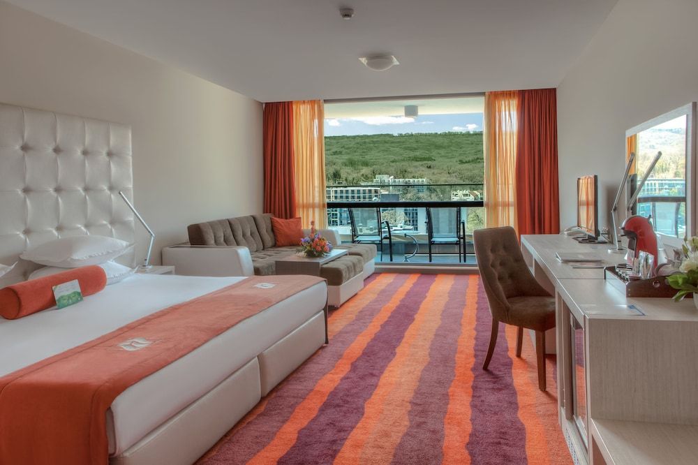 INTERNATIONAL Hotel Casino & Tower Suites Superior Room with Resort View and Balcony - Wellness package