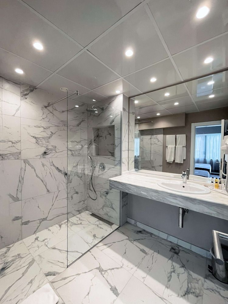 INTERNATIONAL Hotel Casino & Tower Suites Deluxe Double or Twin Room with Resort View - Wellness package 8