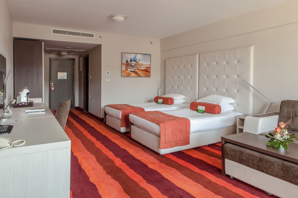 INTERNATIONAL Hotel Casino & Tower Suites Superior Room with Resort View and Balcony - Wellness package 2