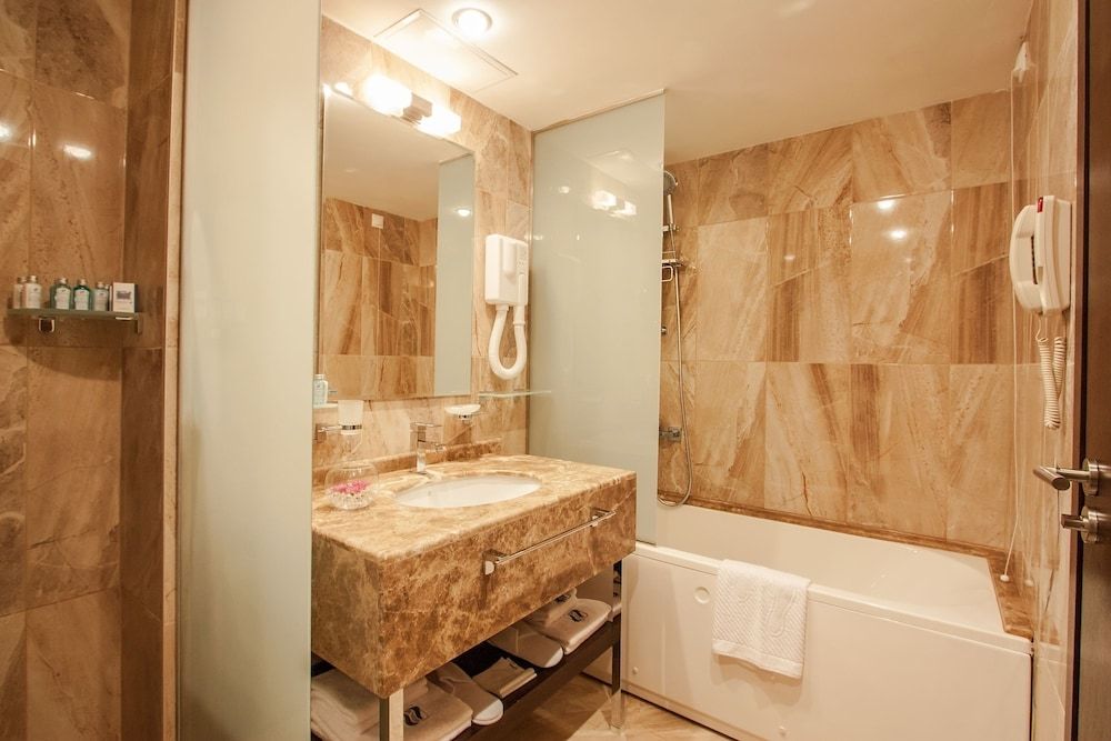 INTERNATIONAL Hotel Casino & Tower Suites Superior Room with Resort View and Balcony - Wellness package 5