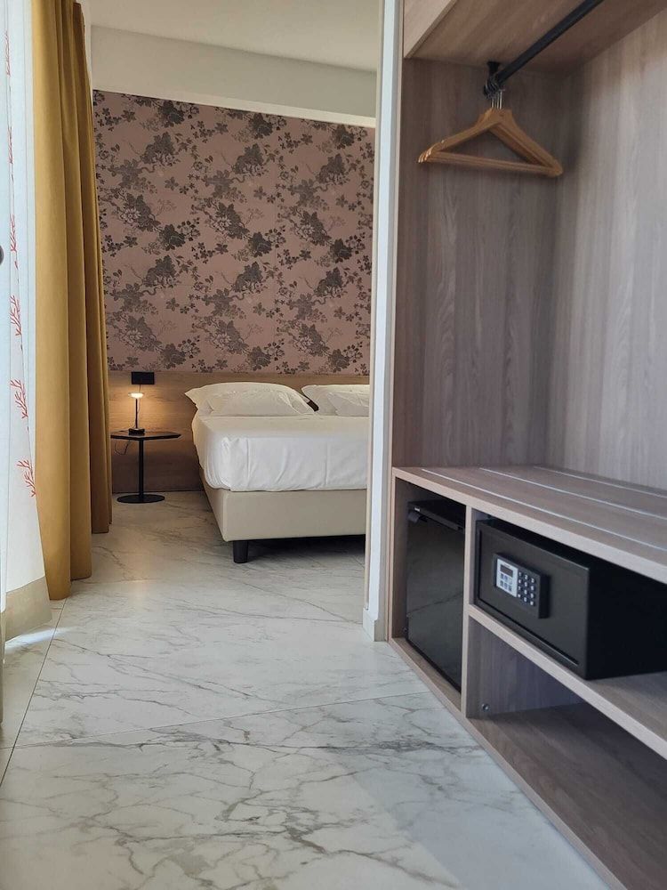 Hotel Maiuri Superior Triple Room 8