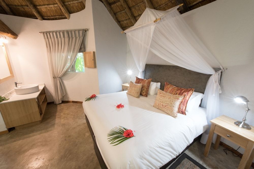 Sefapane Lodges and Safaris Luxury Rondavel 6