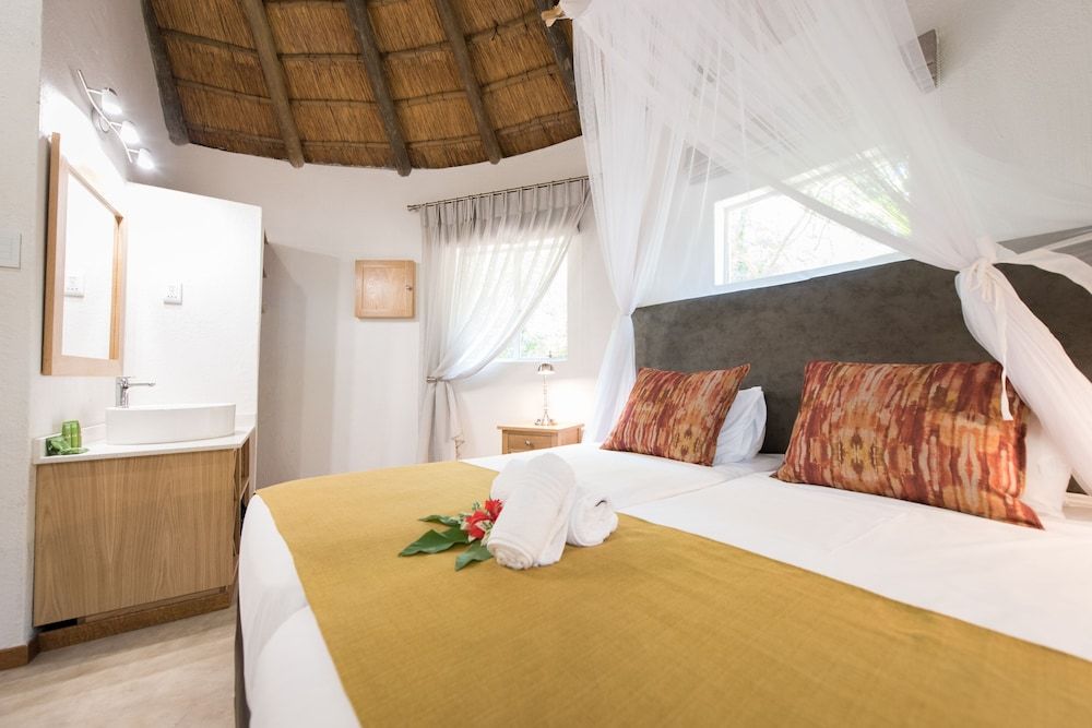 Sefapane Lodges and Safaris Luxury Rondavel 4