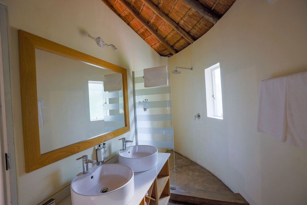 Sefapane Lodges and Safaris Luxury Rondavel 8