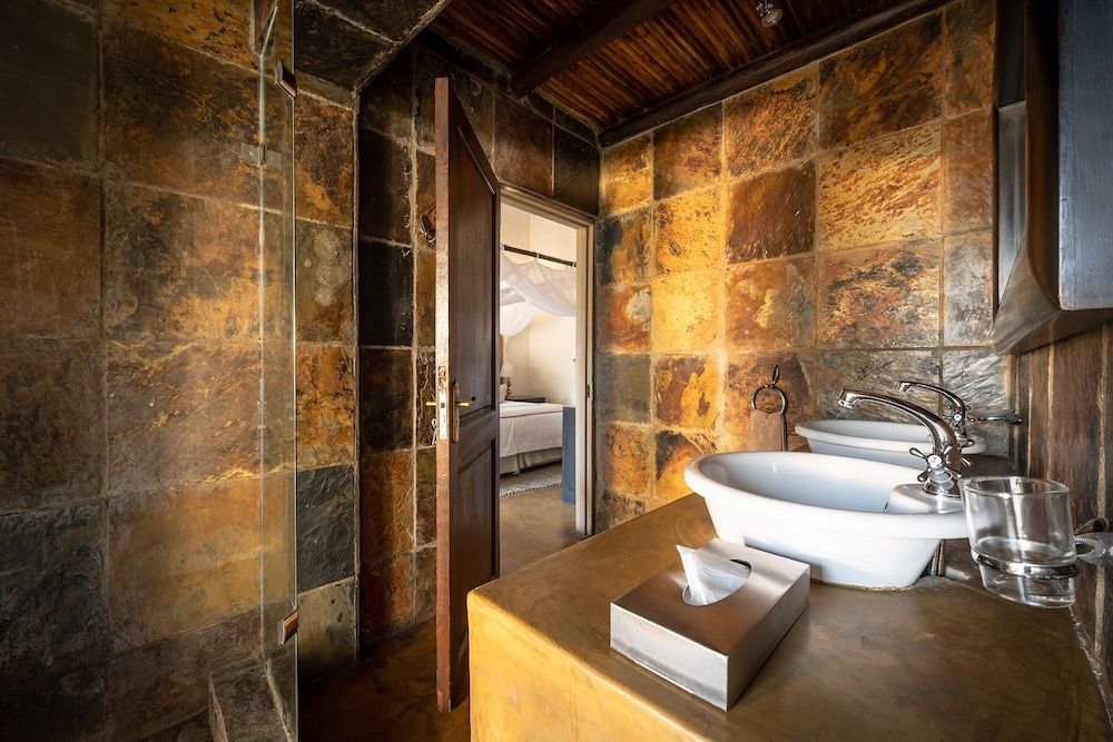 Karongwe- Shiduli Safari Lodge Luxury Double or Twin Room, 2 Twin Beds 6