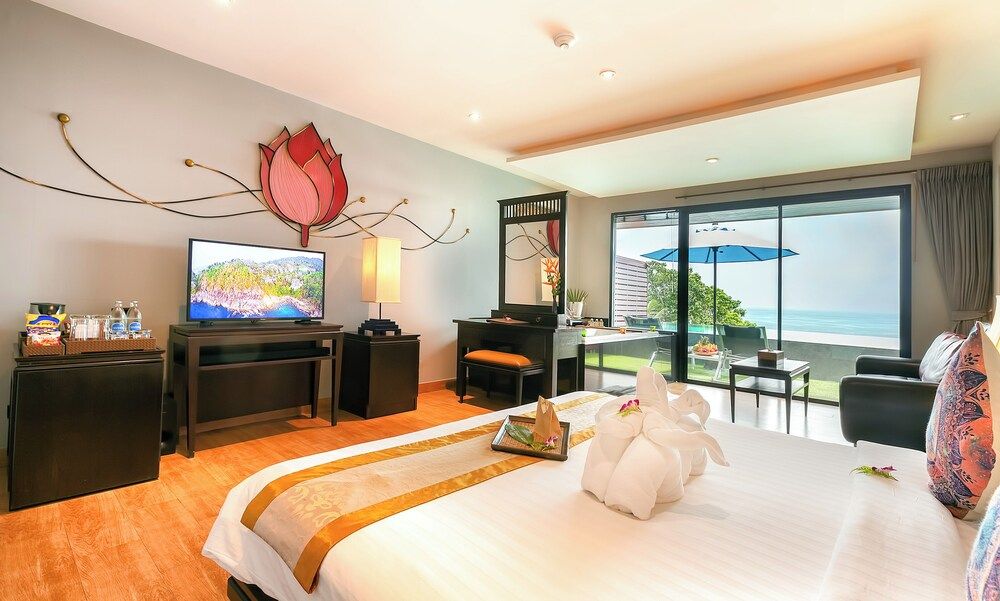 Deluxe with Pool Access Ocean VIew