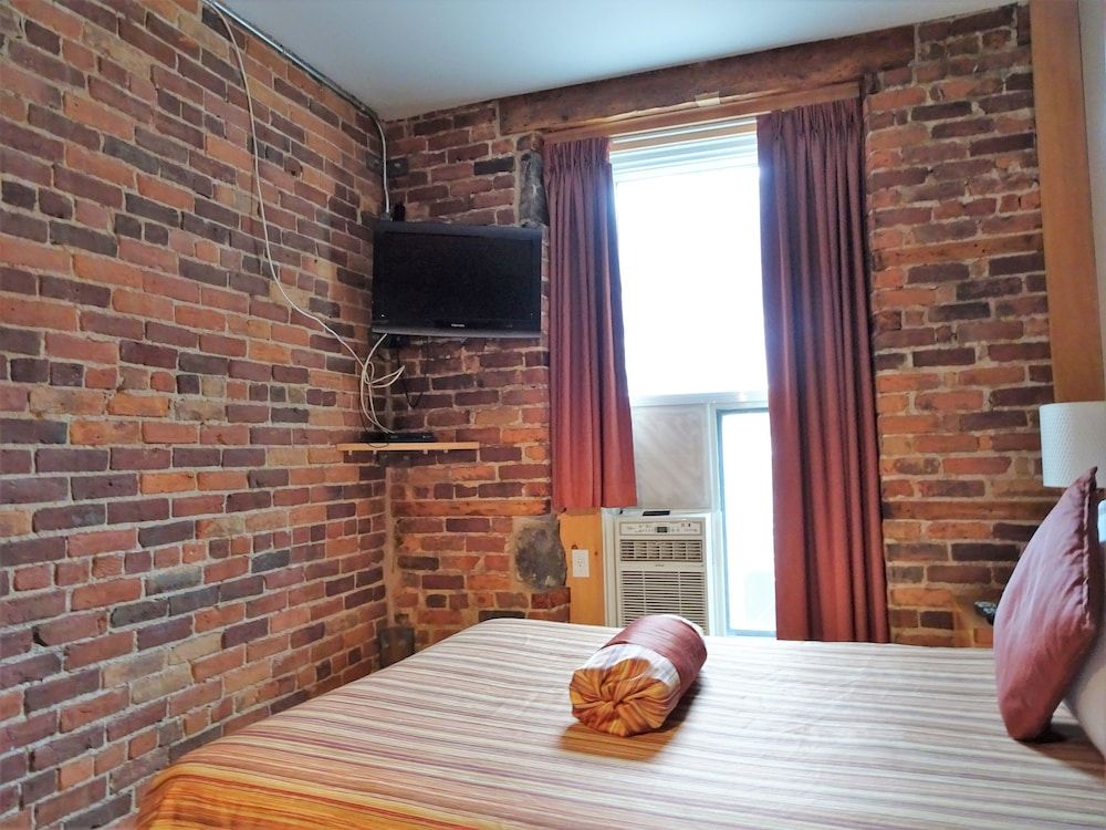 Hotel Quartier des Spectacles Standard Room, 1 Double Bed, Private Bathroom 7