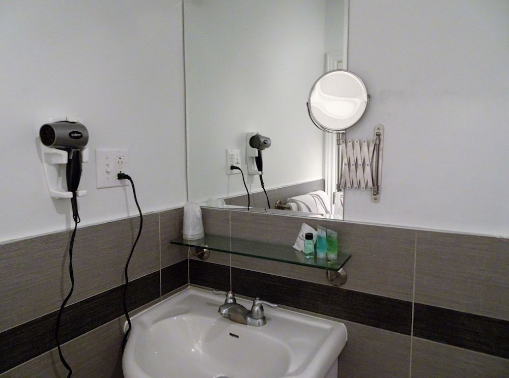 Hotel Quartier des Spectacles Standard Room, 1 Double Bed, Private Bathroom 5