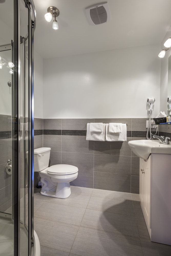 Hotel Quartier des Spectacles Standard Room, 1 Double Bed, Private Bathroom 4