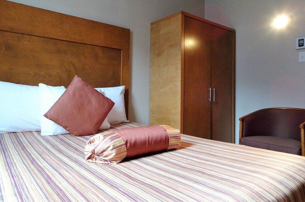 Hotel Quartier des Spectacles Standard Room, 1 Double Bed, Private Bathroom 2