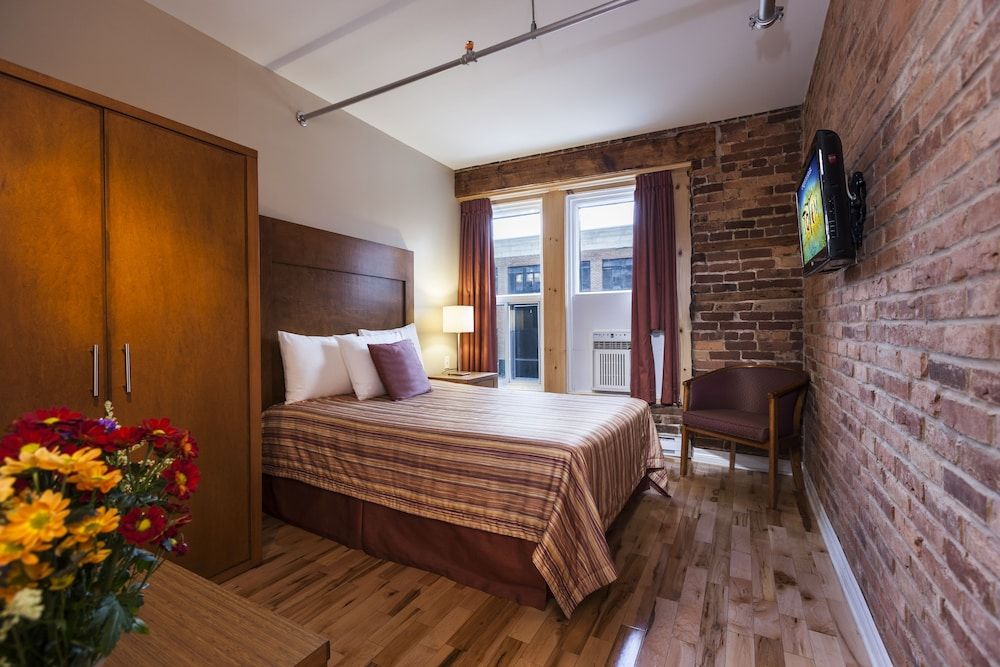 Hotel Quartier des Spectacles Standard Room, 1 Double Bed, Private Bathroom 3