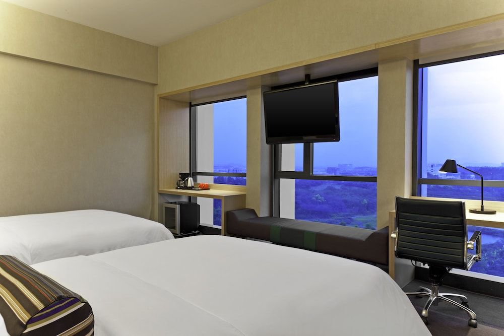 Room, 2 Twin Beds, City View
