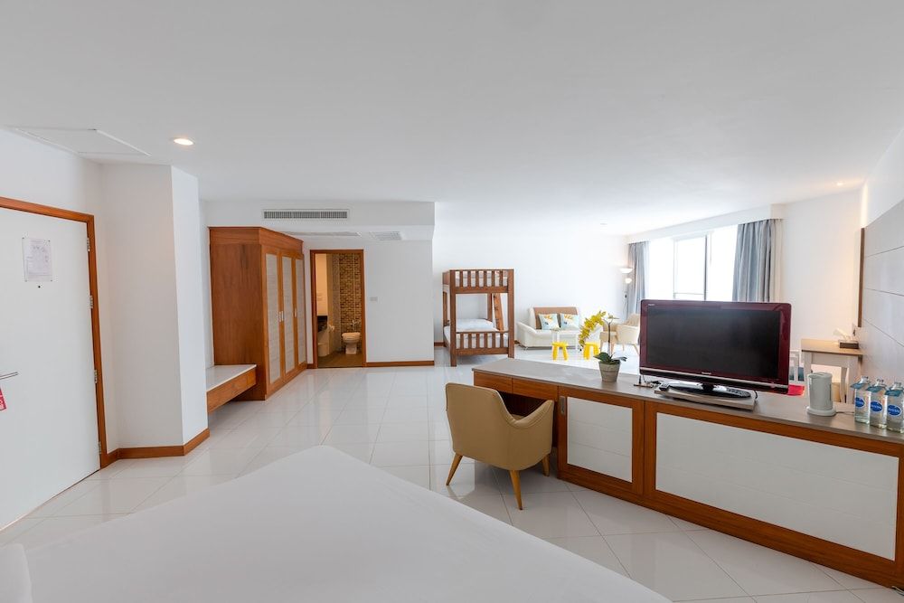 Pinnacle Grand Jomtien Resort and Beach Club Family Garden View - 1 King and Bunk Bed 4