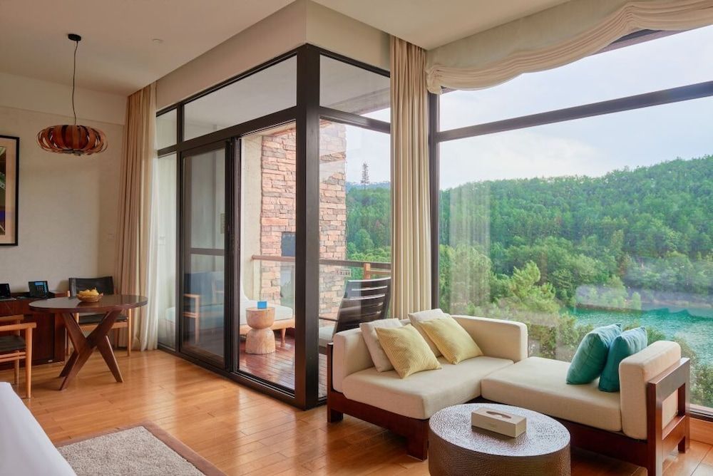 Classic Room, 2 Twin Beds, Lake View (Forest)