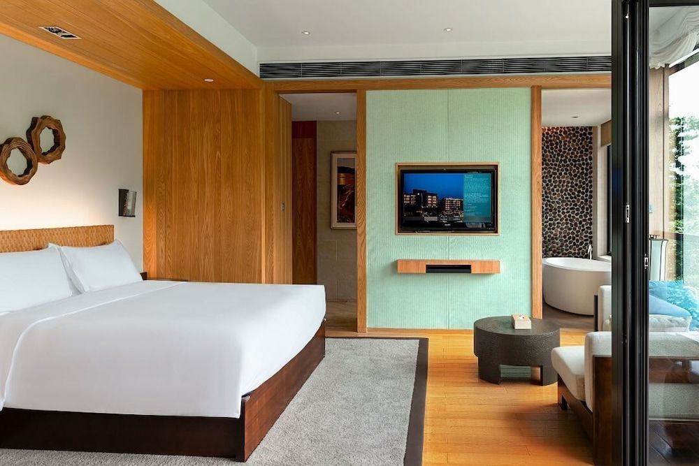 Classic Room, 1 King Bed, Lake View (Forest)