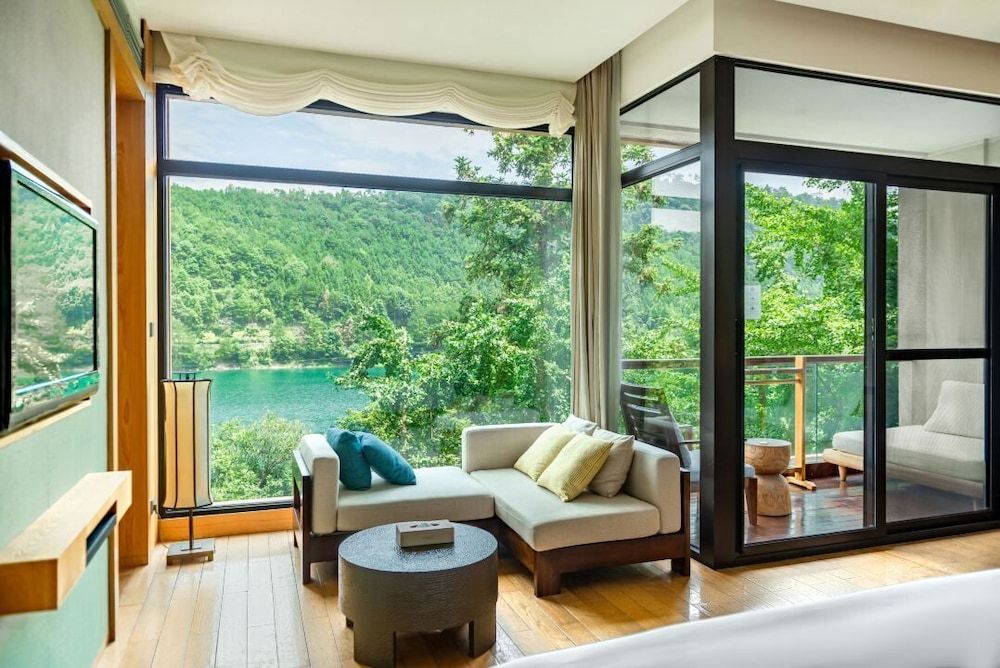 Classic Room, 1 King Bed, Lake View (Forest)