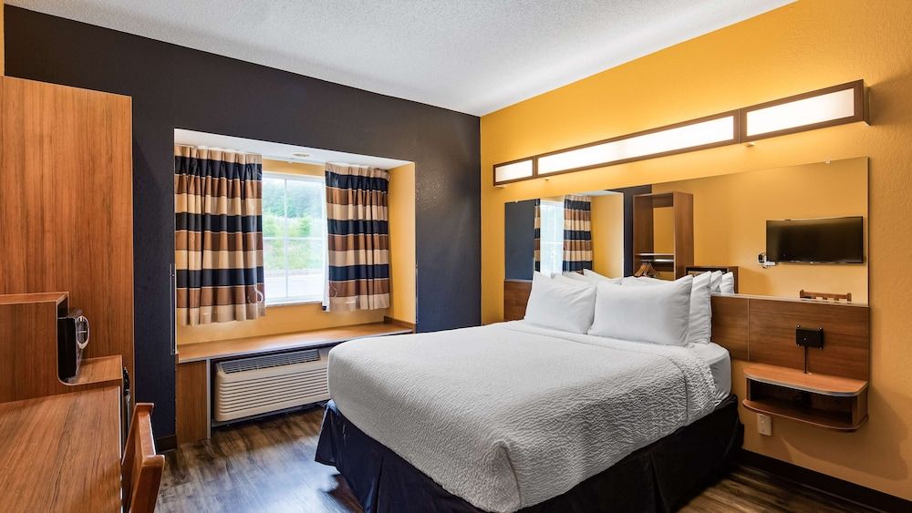 Standard Room, 1 Queen Bed, Non Smoking, Refrigerator & Microwave