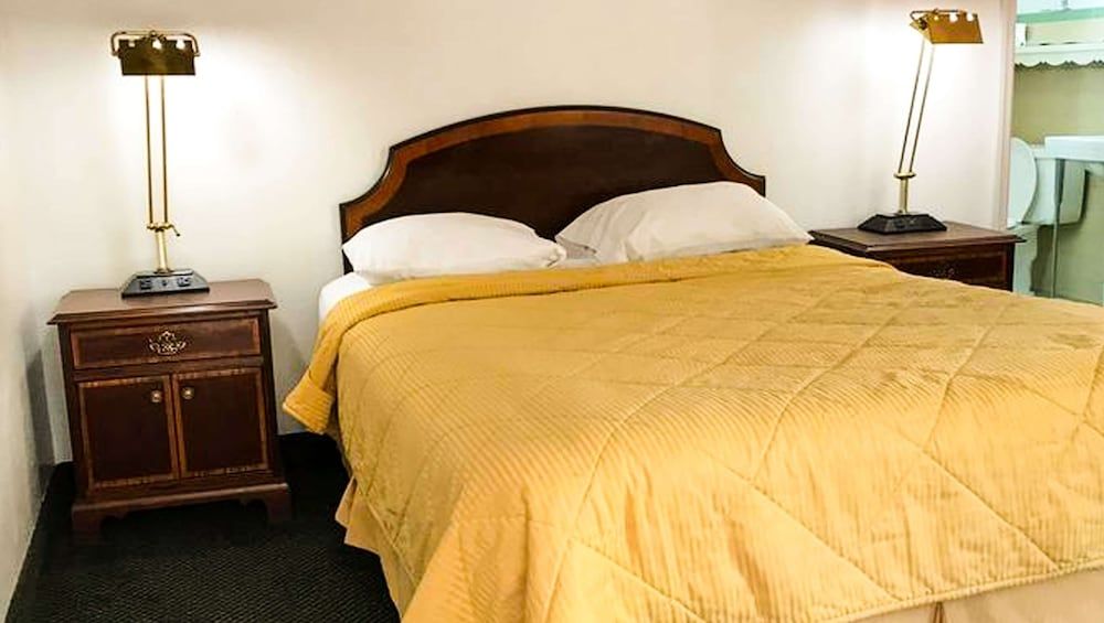 Standard Suite, 1 King Bed, Smoking, Jetted Tub