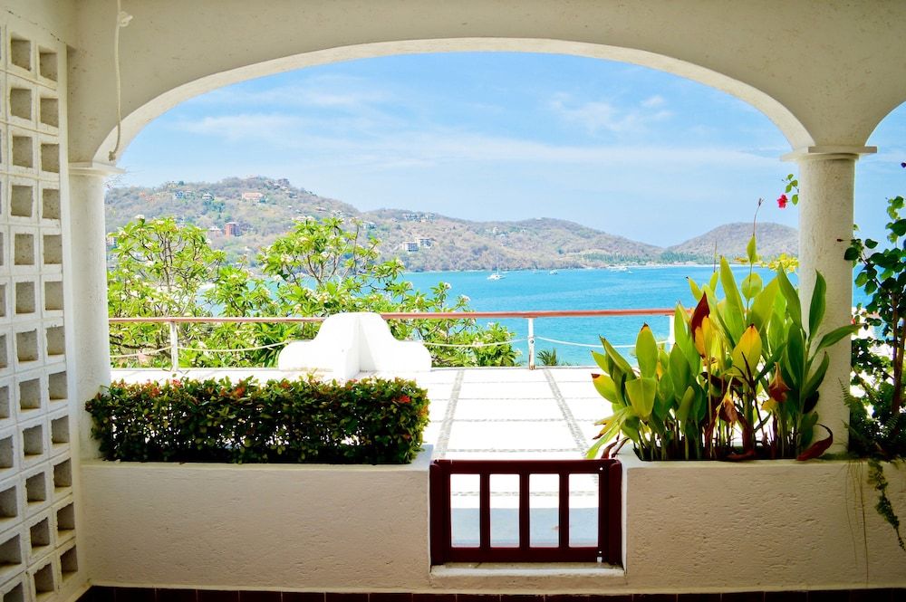 Catalina Beach Resort Grand Terrace Room 13