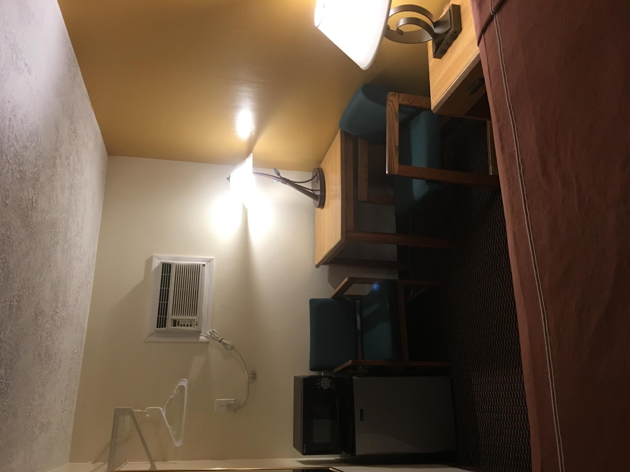 1 Queen Bed - Non-Smoking
