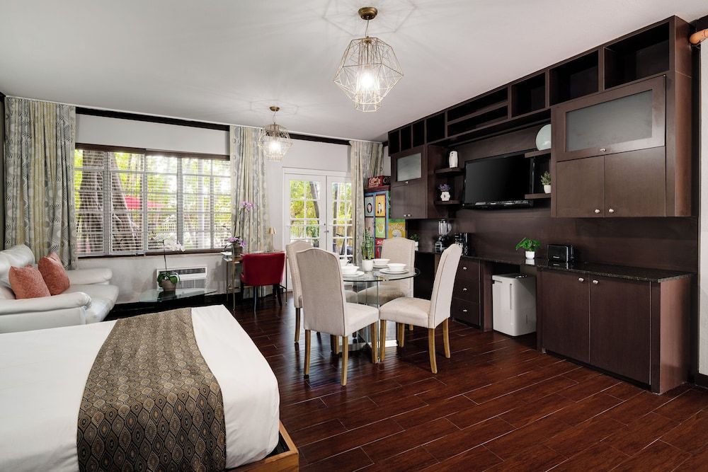 Tradewinds Apartment Hotel Accessible Studio Queen 5