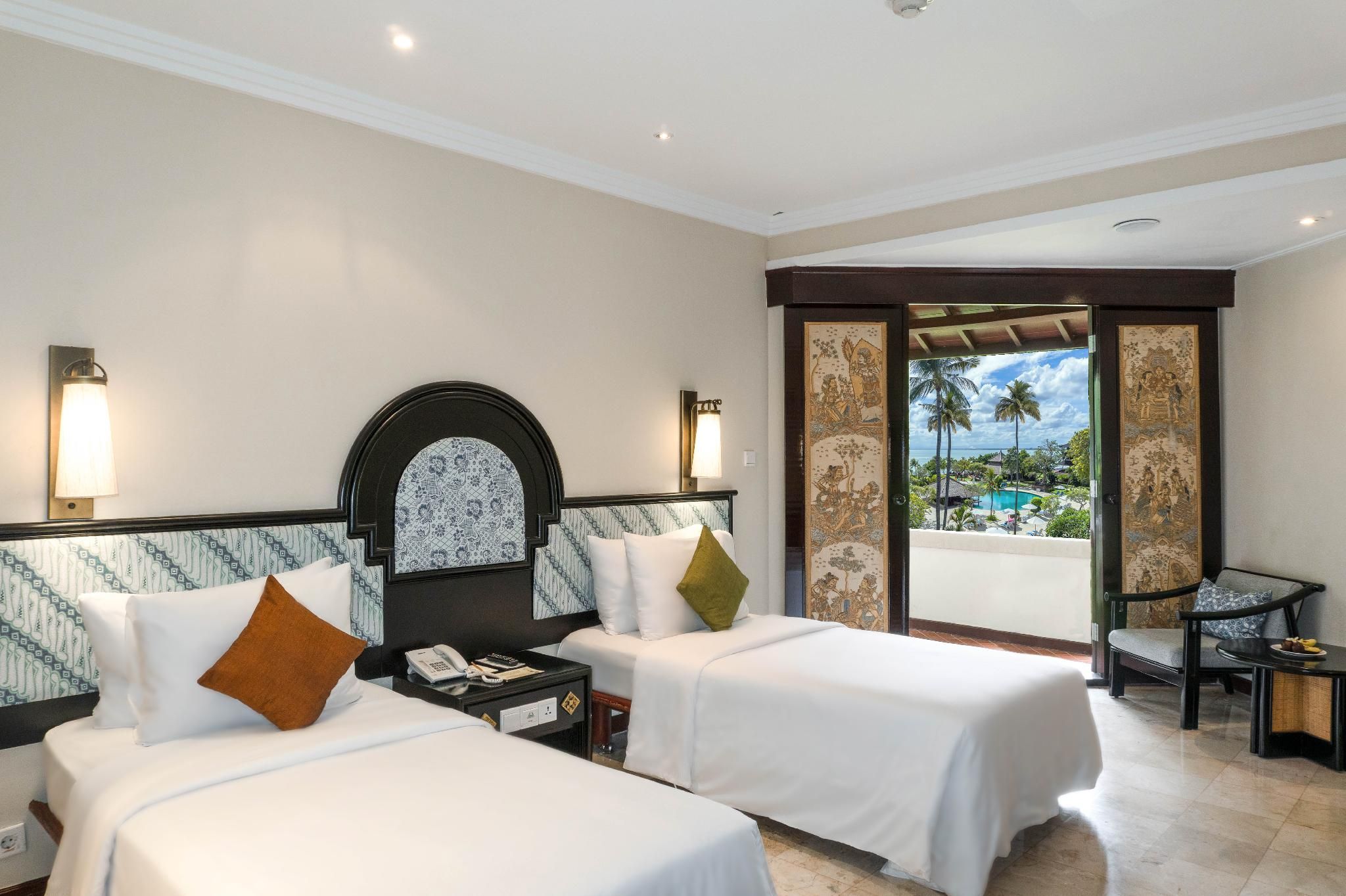 Deluxe Partial Ocean View with Twin Beds