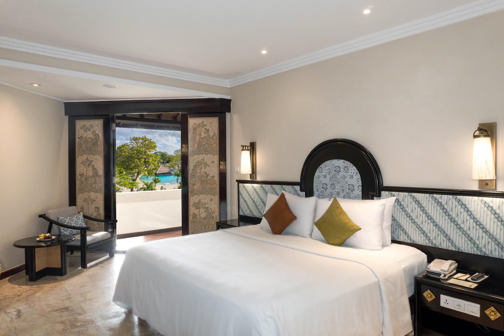 Deluxe Pool View King Bed