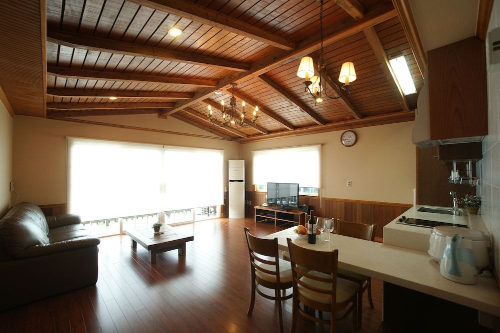 Aewol ParkHill Village Royal Suite 4