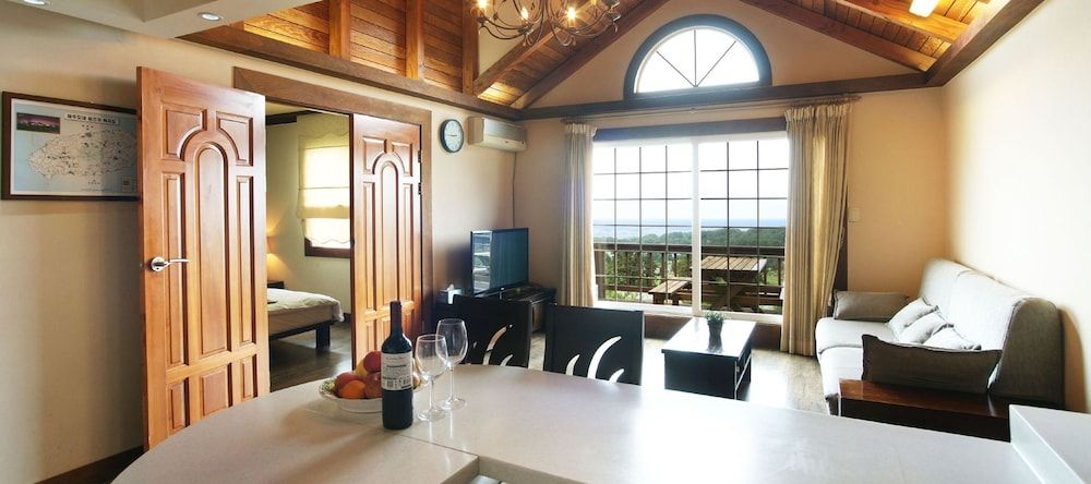 Aewol ParkHill Village Family Room 5