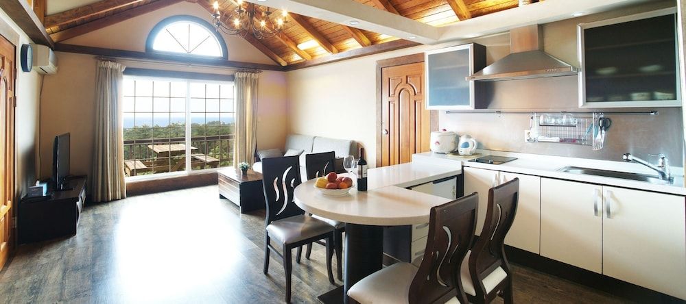 Aewol ParkHill Village Family Room 6