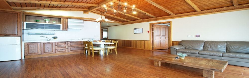 Aewol ParkHill Village Royal Suite 8