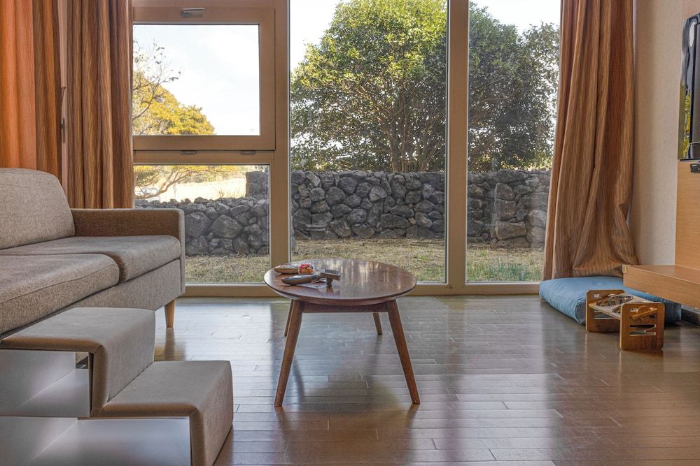 Phoenix Island Royal Room (Pet-Friendly) 7