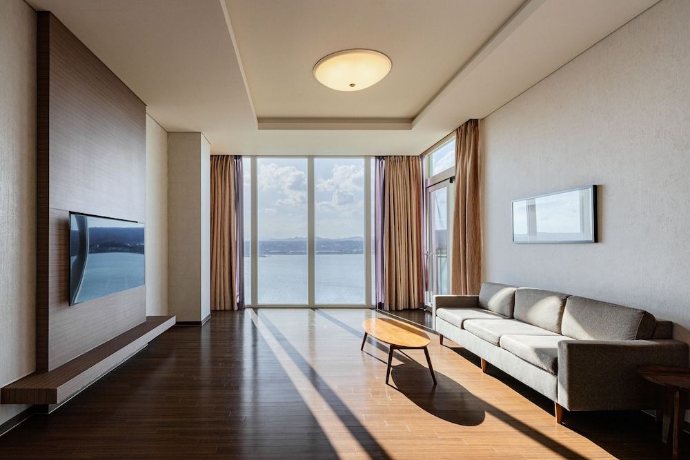 Phoenix Island [WORLD MASTERS BADUK] Royal Suites(54PY) + FLOYEAST cafe KRW 30,000 Voucher 1EA 3