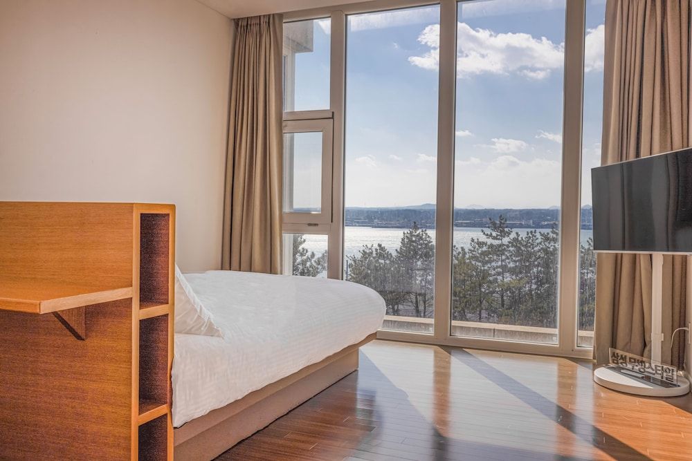 Phoenix Island [WORLD MASTERS BADUK] Royal Suites(54PY) + FLOYEAST cafe KRW 30,000 Voucher 1EA 2