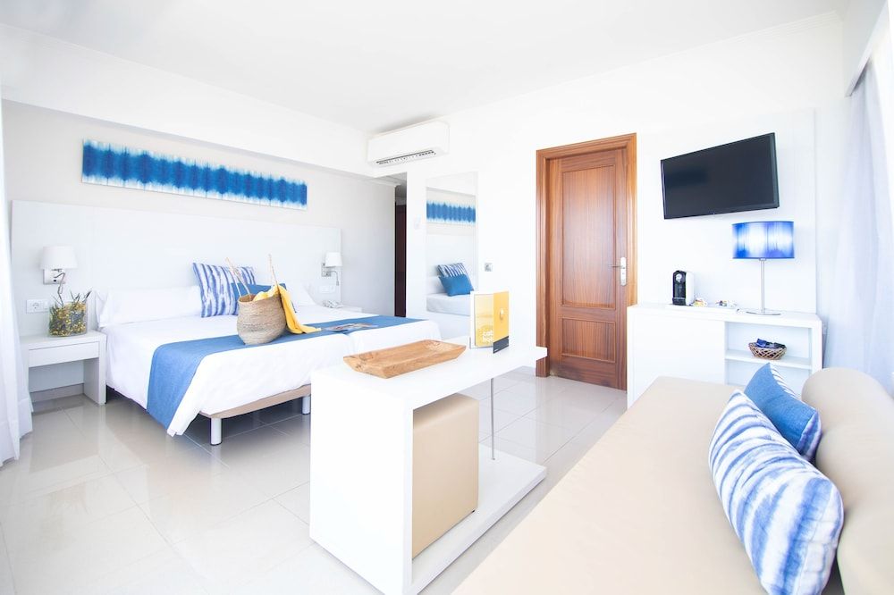 Junior Suite, Balcony (2 Adults + 1 Child)