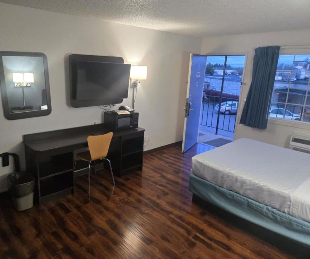 Queen Bed Studio with kitchenette Non-Smoking